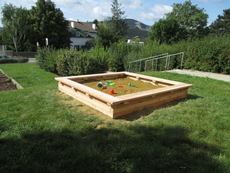 Sandkiste Massiv auf dem Spielplatz für Kinder kaufen